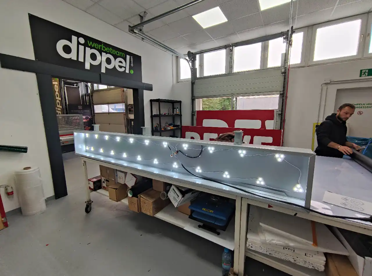 REWE Leuchtreklame Vorher